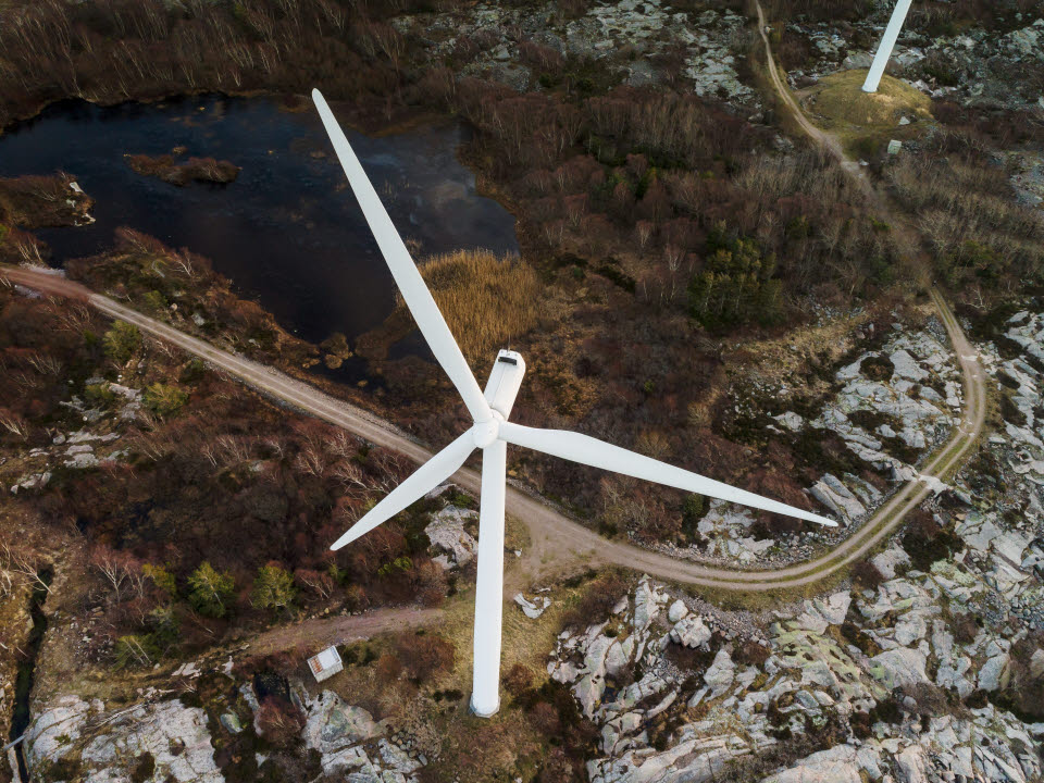 En flygbild över ett vindkraftverk, Bohuslän