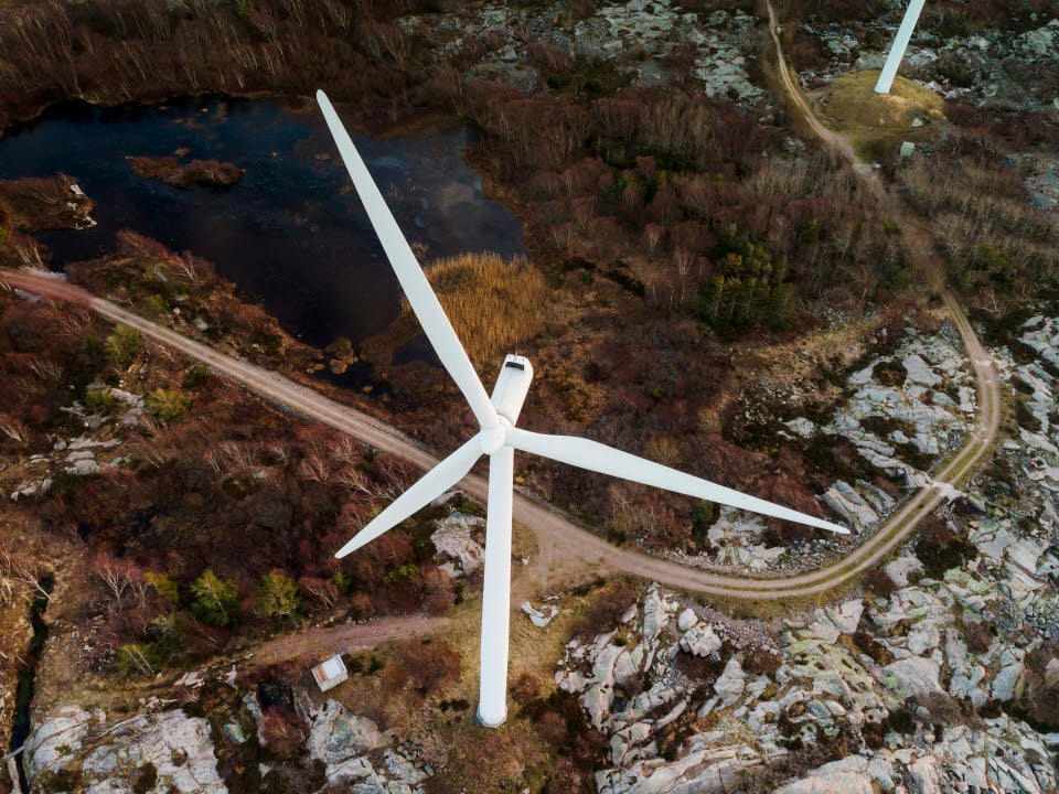 En flygbild över ett vindkraftverk, Bohuslän