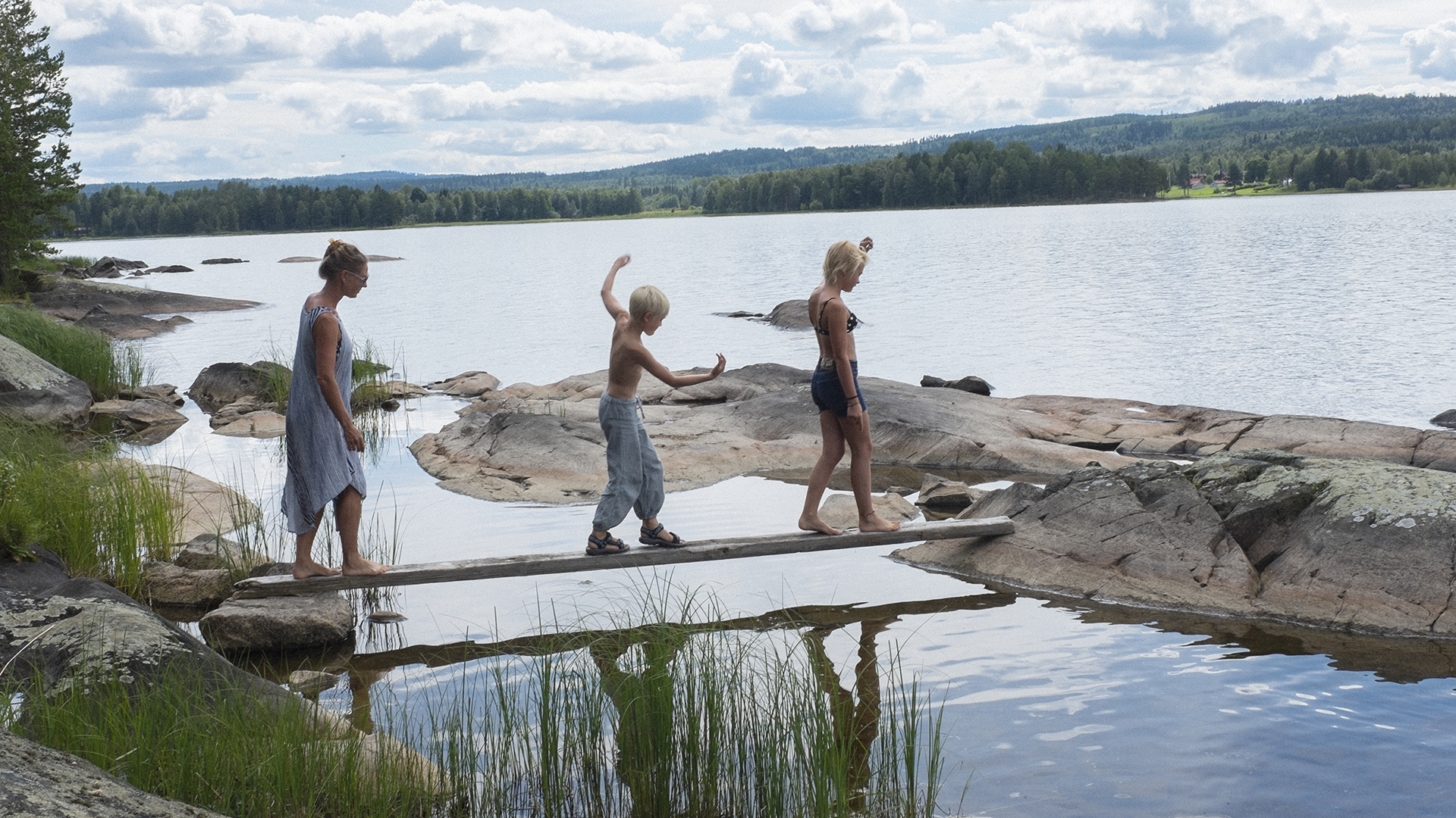 Fotograf: Johan Willner.
Bildbyrå: Johnér. Balans på planka.