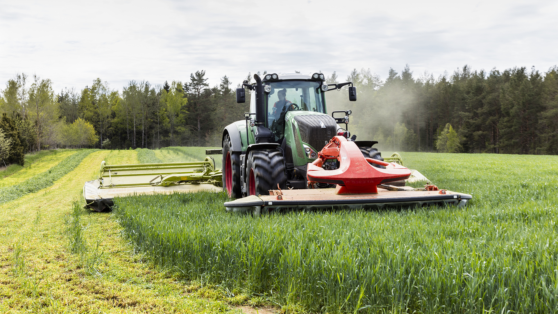 Fotograf: Viktor Holm.
Bildbyrå: Johnér. Traktor på åker, biologisk mångfald.