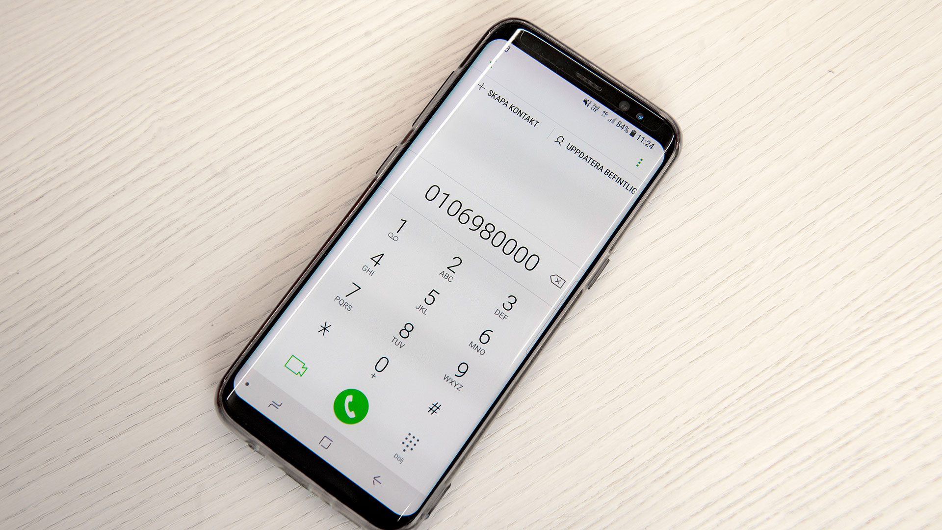 Mobiltelefon med telefonnumret till Naturvårdsverkets kundtjänst i rutan.