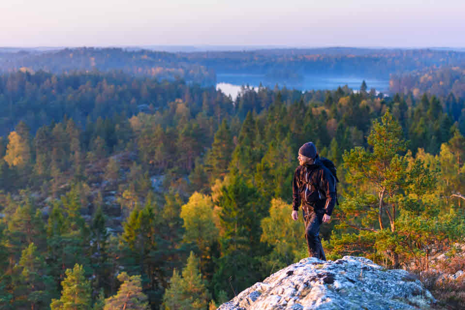 Fotograf: Kenneth Bengtsson
Bildbyrå: Johnér Man på sten som blickar ut över skog