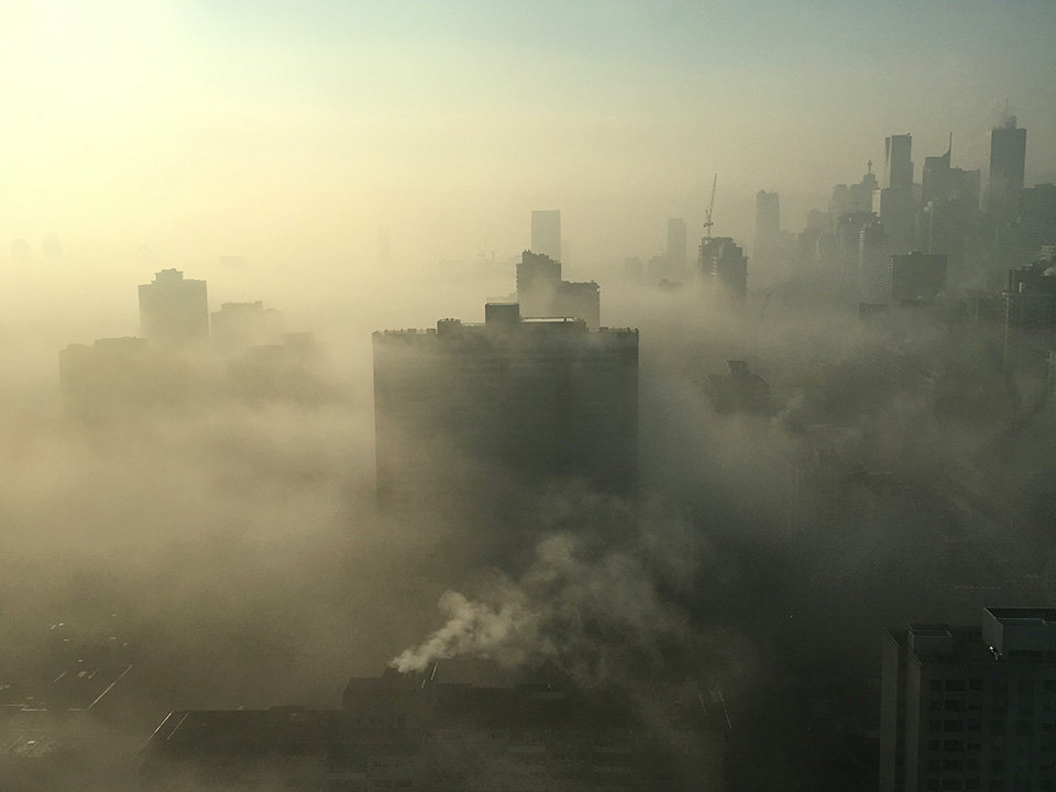 Fotograf: Kristen Morith
Bildbyrå: Unsplash Dimma och rök över Toronto