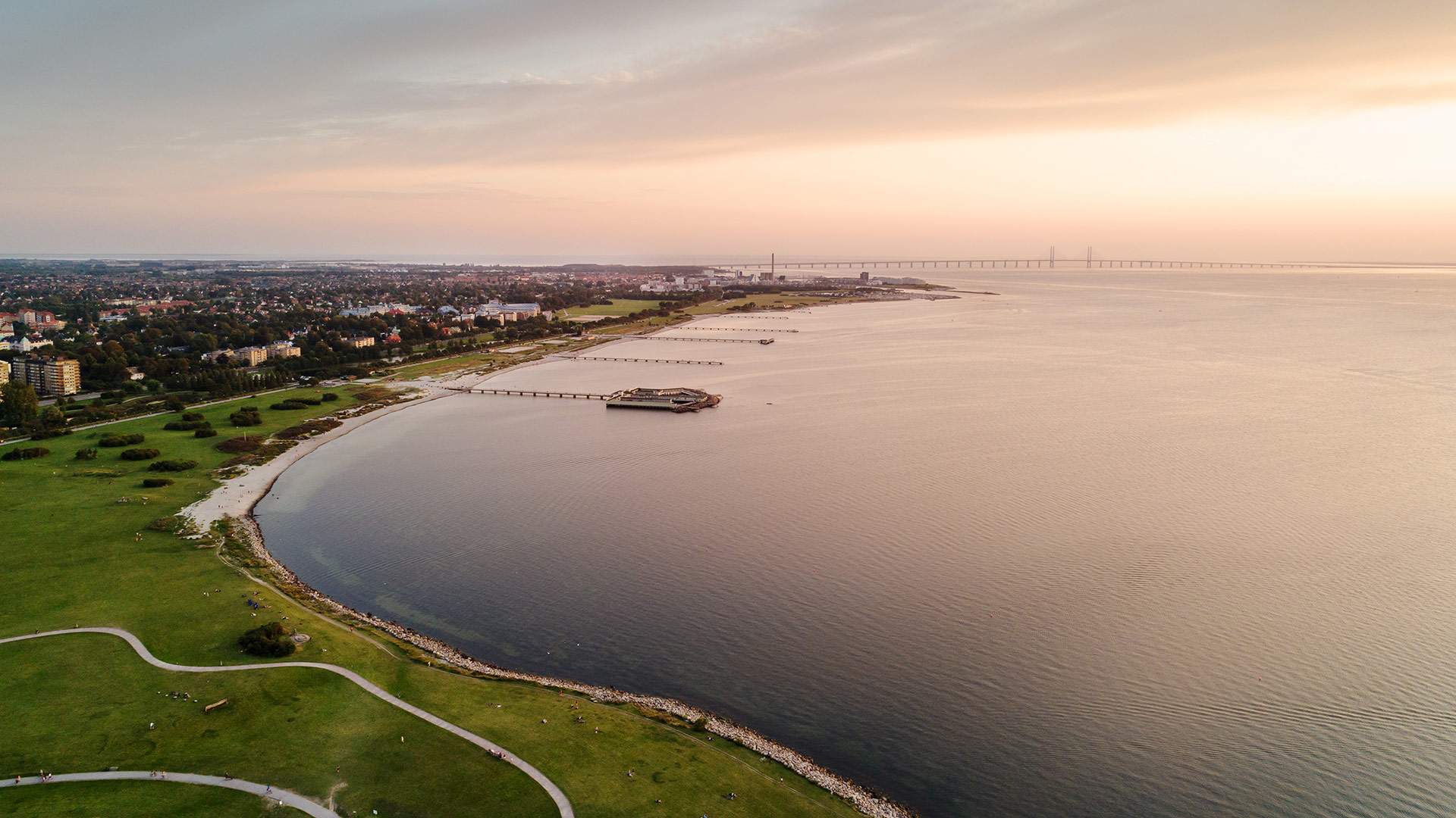 Solnedgång, flygvy över kustlandskap i Skåne