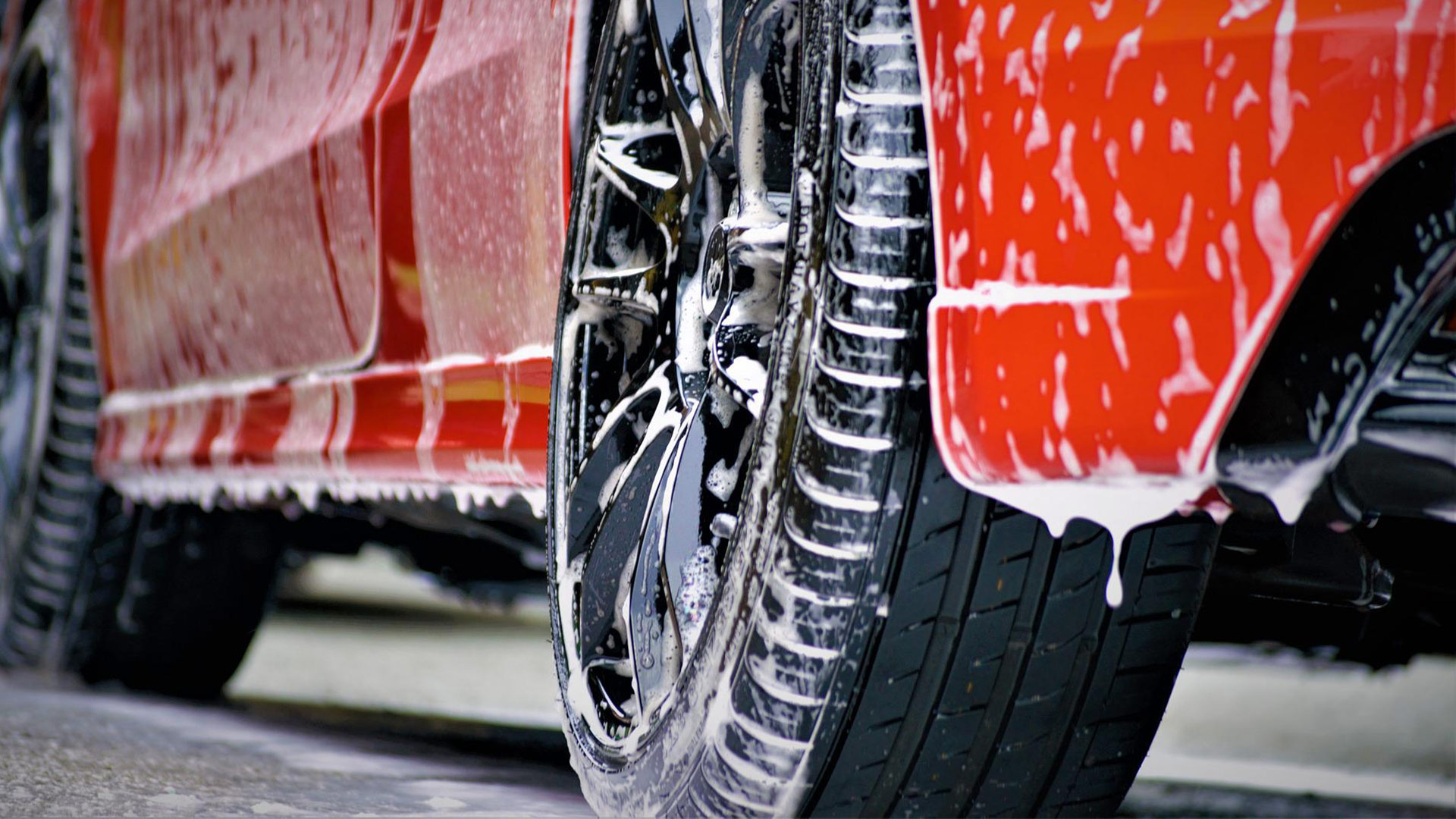 Bil som tvättas med schampo