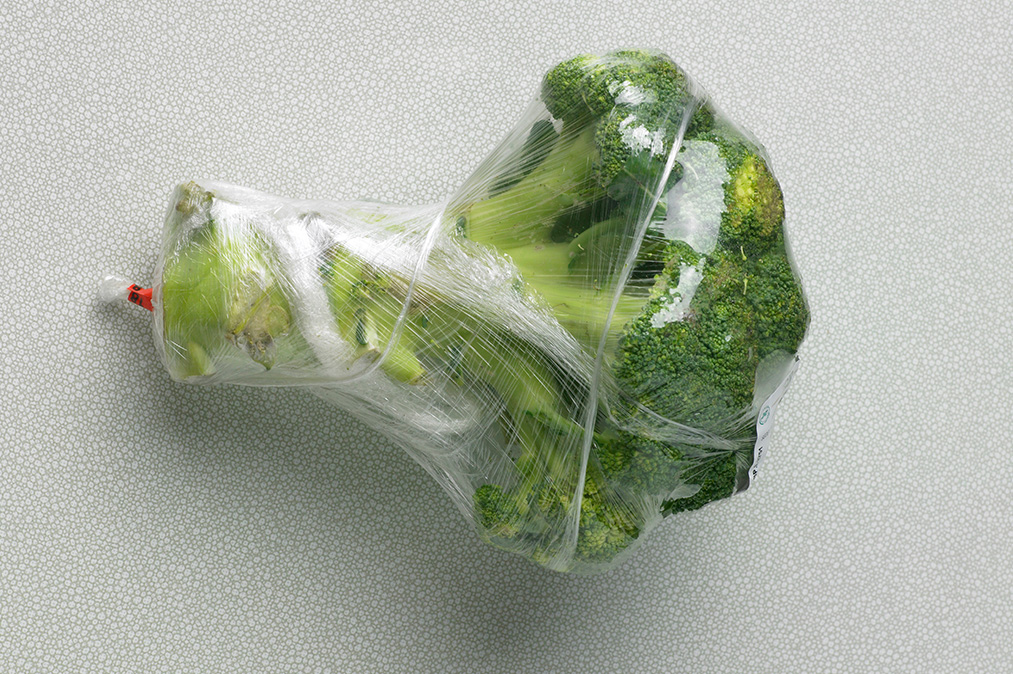 Broccoli i plastfolie.