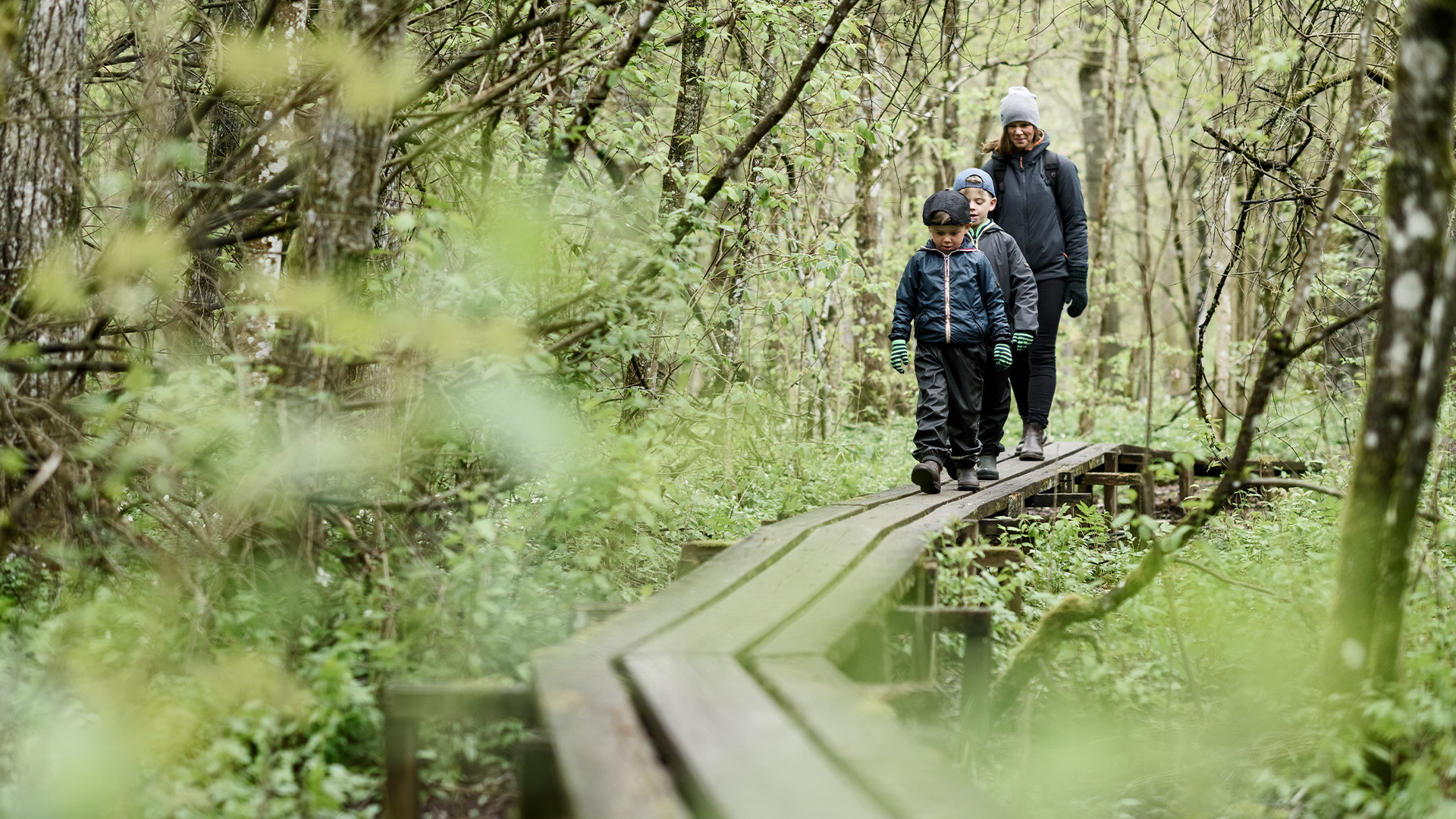 Familj på spång i skog