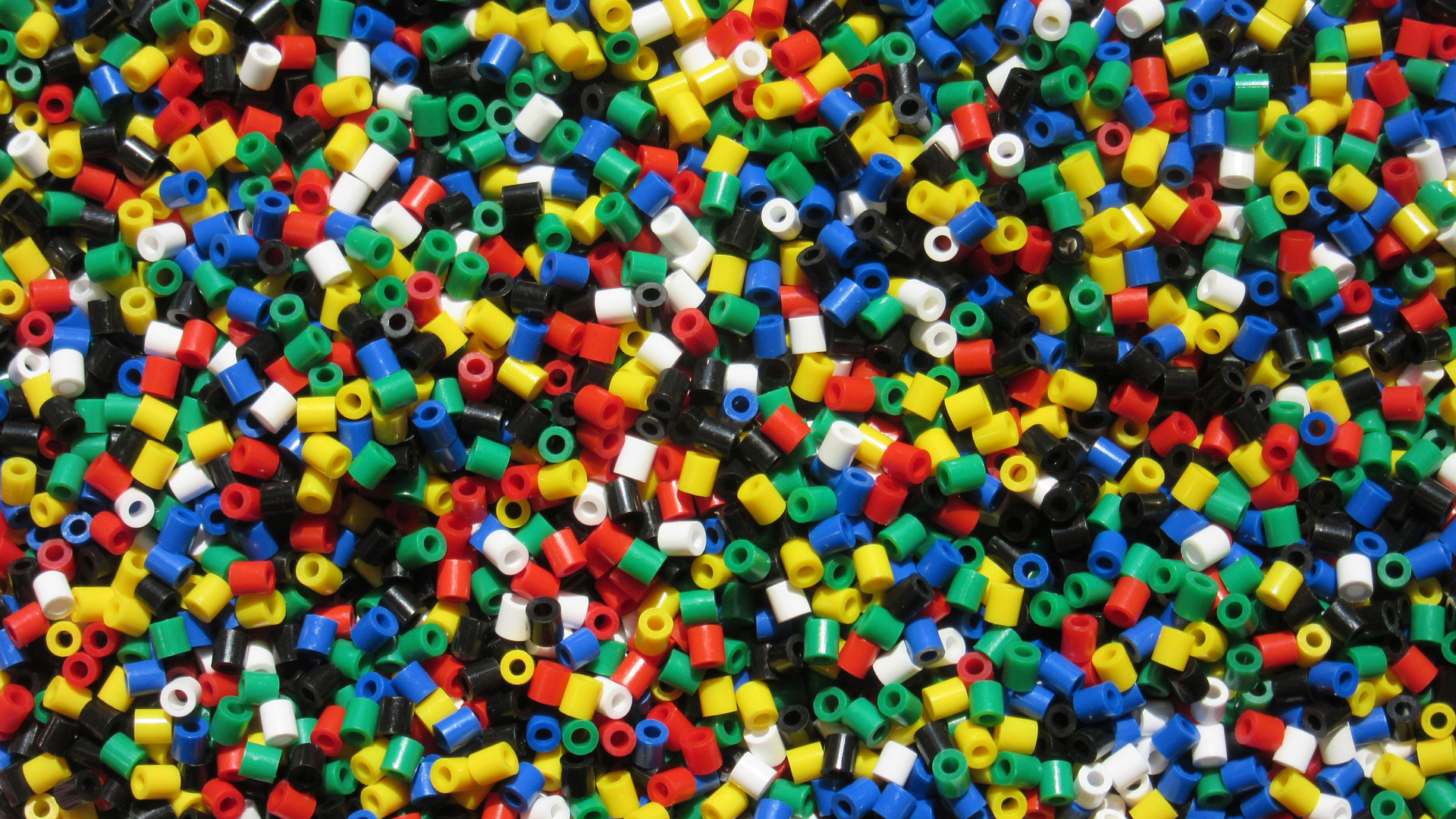 Plastpärlor i olika färger